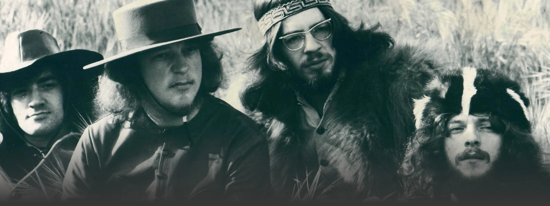 Los primeros Jethro Tull lanzaron su primer álbum orientado al blues, This Was, a finales de 1968, antes de pasar a trabajos más eclécticos y de producción propia en 1969 con Stand Up y una serie de lanzamientos de sencillos, incluyendo Living In The Past, en el mercado del Reino Unido.