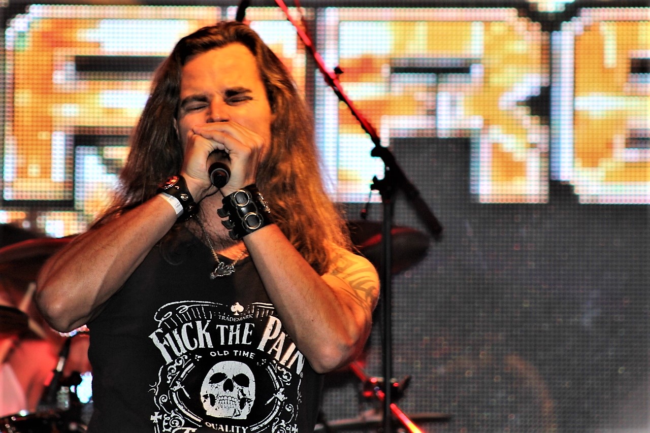 BONFIRE vocalista directo