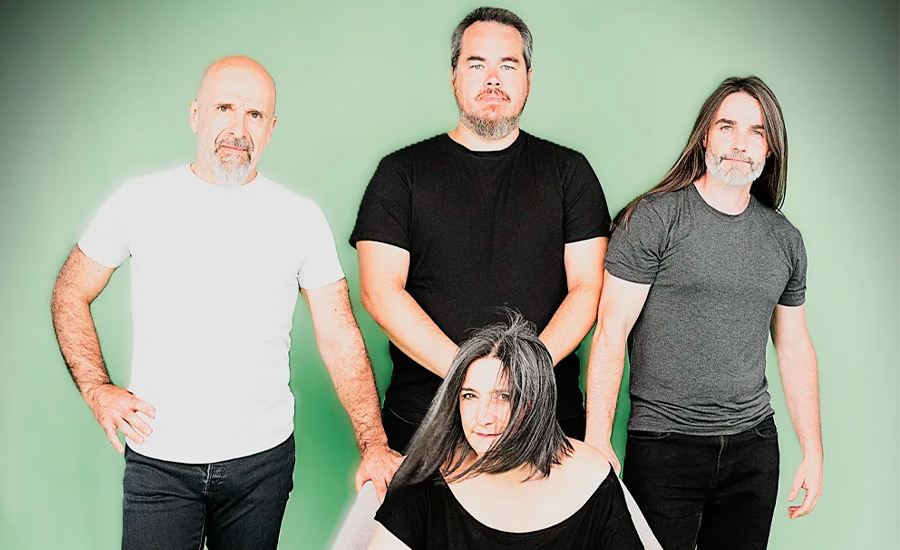 Violet Dusk es el proyecto musical liderado por Hannah, vocalista y multiinstrumentista